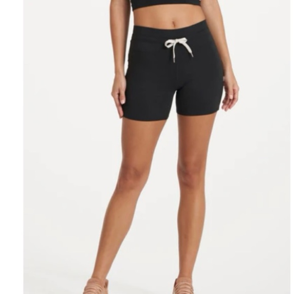 Vuori halo vintage short.  Size M